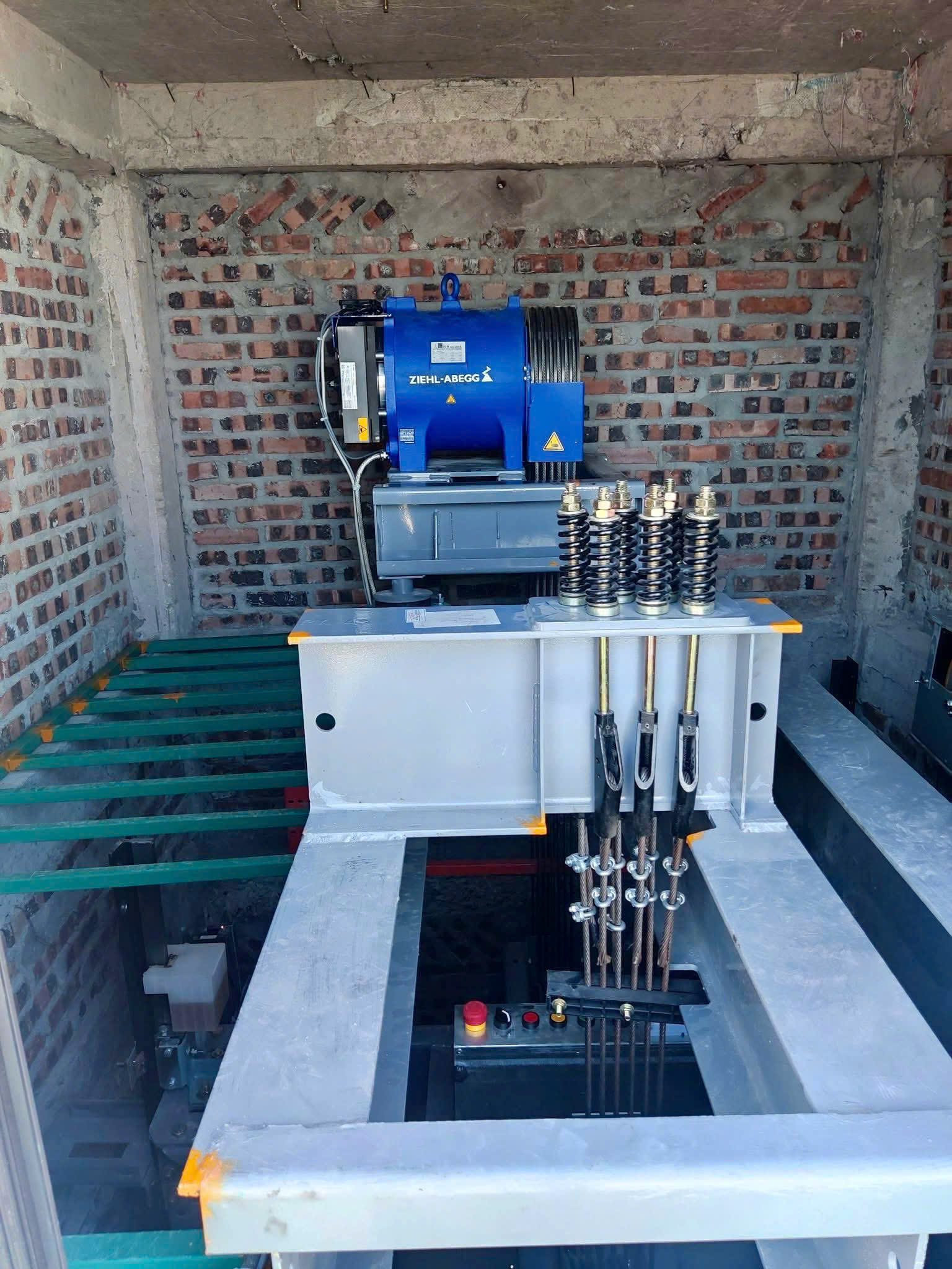 Thay thế cáp chịu tải thang máy